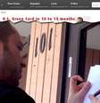<p>Jan Koum, cofundador da empresa assinando o contrato na porta do bem-estar social americano</p>  Foto: Reprodução