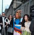 <p>Anna Dello Russo (de azul), editora da Vogue japonesa, vestiu look 100% Prada para o desfile da grife</p>  Foto: Danielle Sousa / Especial para Terra