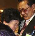 <p>O norte-coreano Lee Youn-geun abraça sua irmã sul-coreana, Lee Sun-hyang, durante a reunião das famílias separadas pela guerra  no monte Kumgang, na Coreia do Norte, em 20 de fevereiro</p>  Foto: Reuters