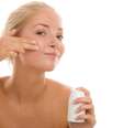 Variações do produto encontradas em lojas de cosméticos e farmácias de manipulação podem ter ações nutritiva, fotoprotetora e anti-idade  Foto: Shutterstock 