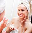 Feita sem critério, a aplicação de soluções que vão do creme hidratante ao gel antiespinhas não estimula totalmente as substâncias responsáveis pelo embelezamento facial  Foto: Shutterstock