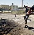 Moradores receberam a polícia a pedradas na manhã desta quinta-feira  Foto: Bruno Santos / Terra