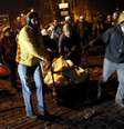 Manifestantes antigoverno empurram carrinho com sacolas cheias de pedras para construer barricadas no centro de Kiev  Foto: Reuters