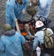Ferido é atendido por equipe médica na capital ucraniana  Foto: Reuters