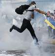 Há quase 20 dias, milhares de venezuelanos protestam nas ruas contra preocupações que vão desde a piora da economia até a insegurança no dividido país  Foto: Reuters