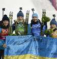 Vita Semerenko, Juliya Dzhyma, Olena Pidhrushna e Valj Semerenko comemoram a medalha de ouro no revezamento do biatlo 4x6 km  Foto: AFP