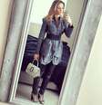 <p>A socialite postou o look usado no desfile: "cinquenta tons de cinza Armani"</p>  Foto: @cacelico / Instagram / Reprodução