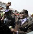 <p>Robert Mugabe é recebido com festa pelo povo no aeroporto de Harare, capital do Zimbábue, após participar de Assembléia Geral da ONU, em Nova York, em setembro de 2008</p>  Foto: Reuters