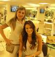 A hairstylist Goreth Fernandes, do Werner Coiffeur, no Rio de Janeiro aplica o tratamento de reconstrução no cabelo da atriz    Foto: Werner Coiffeur / Divulgação