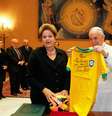 Papa ganhou uma camisa 10 da seleção brasileira autografada por Pelé  Foto: Roberto Stuckert Filho/PR / Divulgação