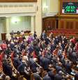 Deputados do Parlamento ucraniano votam pela reforma constitucional em 21 de fevereiro  Foto: AFP