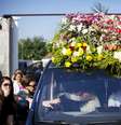 Familiares de Génesis Carmona se abraçam dentro do carro fúnebre que leva o corpo da modelo, durante seu funeral na sexta-feira, 21 de fevereiro  Foto: AP