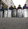 <p>Manifestantes fazem barricada em uma rua que leva a pr&eacute;dio do governo em Kiev</p>  Foto: Reuters