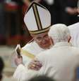 Papa Francisco abraça o papa emérito Bento XVI na Basílica de São Pedro  Foto: Reuters