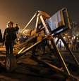 Manifestantes antigoverno discutem próximos a uma catapulta improvisada na Praça da Independência, em Kiev  Foto: Reuters
