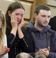 A filha de Tymoshenko, Yevguenia, chorou no Parlamento quando os deputados votaram pela libertação de sua mãe  Foto: Reuters
