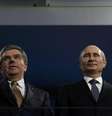 Presidente do COI, Thomas Bach aparece no Esádio Olímpico de Fisht ao lado de Vladimir Putin, presidente russo  Foto: Reuters
