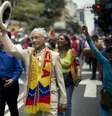 <p>Pedro Pablo Rivero, 81 anos, participa de passeata em apoio ao governo Maduro</p>  Foto: AP