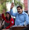 <p>Maduro&nbsp;acena &agrave; multid&atilde;o ao lado de sua esposa&nbsp;em dia de novo ato de apoio ao governo venezuelano</p>  Foto: AP