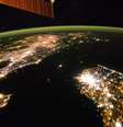 <p>Coreia do Norte (ao centro) aparece sob a escuridão entre a China (à esquerda) e a Coreia do Sul (à direita)</p>  Foto: NASA