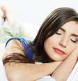 Hábito de dormir com a pele maquiada pode comprometer  a saúde do tecido cutâneo e favorecer o seu envelhecimento precoce   Foto: Shutterstock 