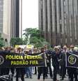 Agentes da PF fizeram um 'vuvuzelaço' em São Paulo em frente à Fiesp, na avenida Paulista, nesta segunda-feira  Foto: Janaina Garcia / Terra
