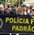 <p>Agentes da PF fizeram um 'vuvuzela&ccedil;o' em S&atilde;o Paulo em frente &agrave; Fiesp, na avenida Paulista, no in&iacute;cio do ano</p>  Foto: Janaina Garcia / Terra