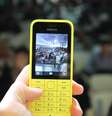 <p>Nokia mostrou o modelo 220, o que chamou de telefone com acesso à internet mais acessível (em termos de preço) do mercado: 29 euros</p>  Foto: Gustavo Casadio / Terra