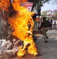 Pranab Boro, ativista indiano, morreu após colocar fogo no próprio corpo em protesto pelos direitos sobre a terra, em 24 de fevereiro de 2014  Foto: AFP