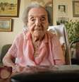 Alice Herz-Sommer em 2010, quando o documentário sobre sua história, chamado The Lady in Number 6, foi indicado ao Oscar. Ela morreu em Londres neste domingo aos 110 anos  Foto: AP