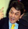 O ex-deputado Roberto Jefferson, delator do esquema que ficou conhecido como mensalão, em foto de 2005, em Brasília. Nesta segunda-feira, o ex-deputado se apresentou a policiais em sua casa, no Rio de Janeiro, após expedição de mandado de prisão. 04/08/2005  Foto: Jamil Bittar / Reuters