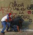 <p>Manifestantes confrontam a pol&iacute;cia durante um protesto contra o governo do presidente venezuelano Nicolas Maduro em Caracas</p>  Foto: Jorge Silva / Reuters