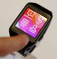 <p>Samsung lançou recentemente a segunda versão de seu relógio inteligente, o Galaxy Gear 2</p>  Foto: Reuters