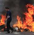 Manifestantes antigoverno montaram barricadas e começaram incêndios na capital venezuelana nesta segunda-feira  Foto: Reuters