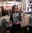 <p>A modelo posou descalça nos bastidores</p>  Foto: Divulgação