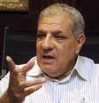 O então ministro da Habitação, Ibrahim Mahlab, fala durante uma entrevista em Cairo, em setembro de 2012  Foto: Reuters
