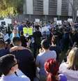 <p>Manifestantes pediram à governadora Jan Brewer que vete a lei que permitirá que empresários se neguem a atender homossexuais </p>  Foto: AP