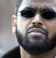 Moazzam Begg, suspeito de facilitar o terrorismo ao redor do mundo, em frente a embaixada americana em Londres, em março de 2006  Foto: AP
