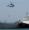 Helicóptero russo sobrevoa navio de guerra ucraniano durante exercício militar em Sebastopol, em maio de 2011  Foto: AFP