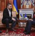O deputado e presidente do partido da oposição ucraniana Udar, Vitali Klitschko, ex-campeão mundial de boxe conversa com a chefe de política externa da União Europeia em encontro em Kiev, em 24 de fevereiro  Foto: AP
