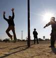 <p>Crianças refugiadas brincam em um centro da Unicef durante a visita da ativista adolescente Malala Yousafzaj ao campo de refugiados na cidade de Mafraq, próxima à Síria</p>  Foto: Reuters