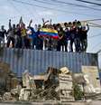 <p>Manifestantes sobem em um cont&ecirc;iner, usado como barricada em uma rua de San Crist&oacute;bal, capital do estado de Tachira, na Venezuela</p>  Foto: AFP