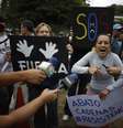 Manifestante grita perto da embaixana cubana em Caracas  Foto: Reuters