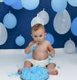 <p>Lucca, de 11 meses, não quis se melecar muito. Ele brincou com o bolo e até provou um pouquinho</p>  Foto: Wanezza Soares / Divulgação