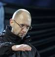 O ex-ministro da Economia Arseny Yatseniuk acena do palco durante comício na Praça da Independência, em Kiev  Foto: Reuters
