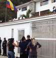 <p>Membros da Inteligência da Guarda Nacional da Venezuela em frente à casa do ex-general oposicionista Angel Vivas, enquanto ele espera armado, em 23 de fevereiro</p>  Foto: AFP