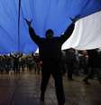  Manifestantes pró-Rússia participam de marcha durante protesto em frente ao prédio do governo da Crimeia. De acordo com o Ministro do Interior ucraniano, a polícia está em alerta máximo depois que dezenas de manifestantes invadiram o edifício do Parlamento de Simferopol  Foto: AP