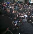 Ucranianos empurram uns aos outros durante confrontos em frente ao parlamento da Crimeia  Foto: Reuters