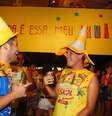 Há um ano, o engenheiro de petróleo Felipe Rupino (com o cone na cabeça) trocou o Rio de Janeiro por Salvador, onde passa o Carnaval há 10 anos  Foto: Tássia Novaes/PrimaPagina