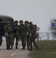 Homens armados não identificados bloqueiam a estrada até o aeroporto militar no porto do Mar Negro em Sevastopol, na Crimeia, em 28 de fevereiro  Foto: AP